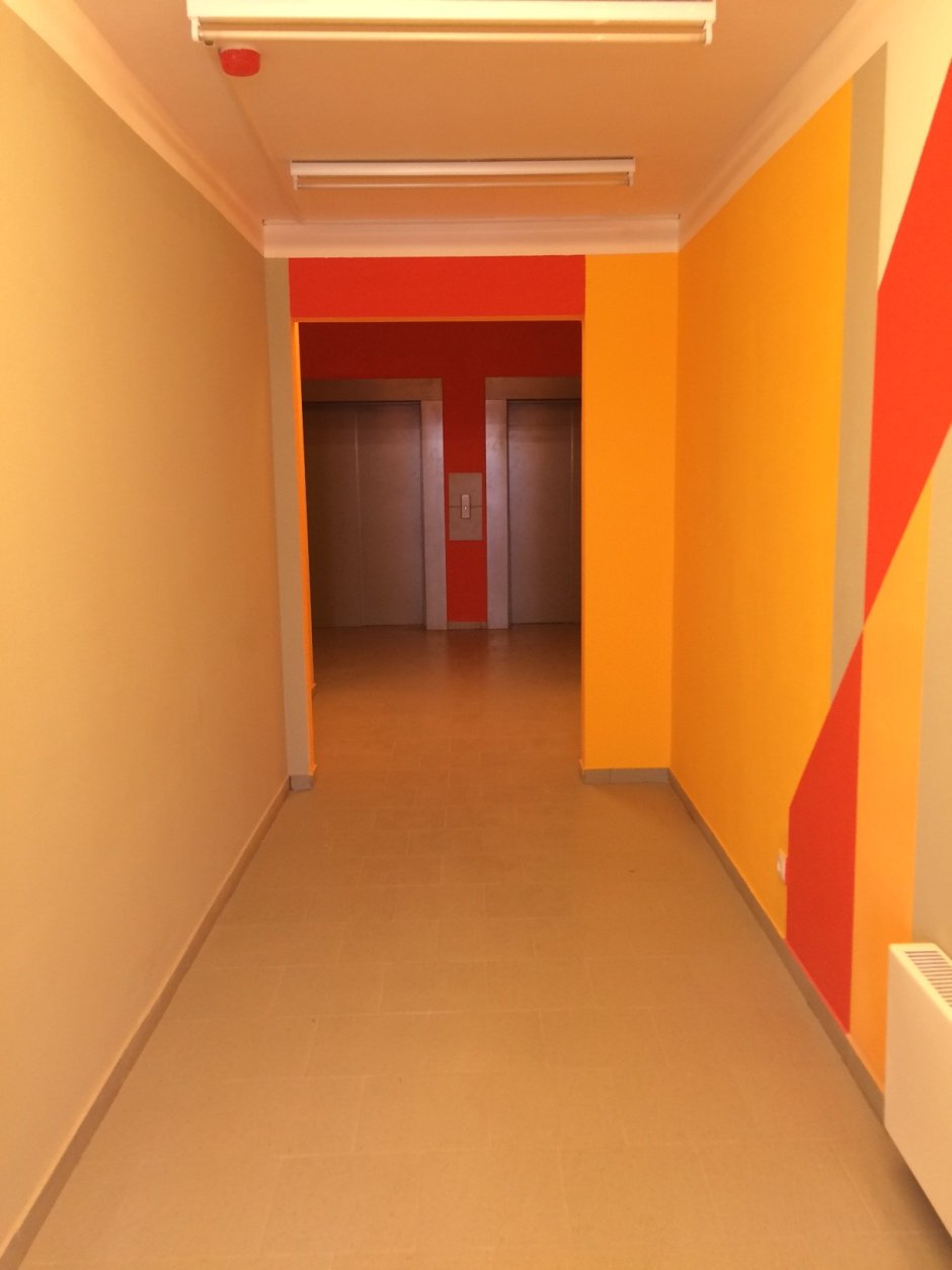 Оранжевый коридор в школе
