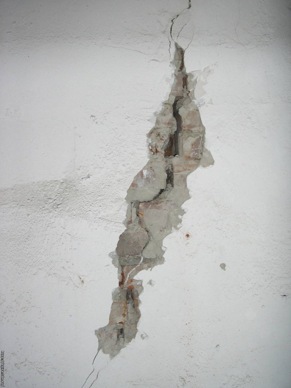 Мелкие трещины на стене