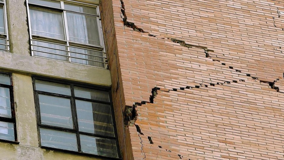 Трещины в стене здания