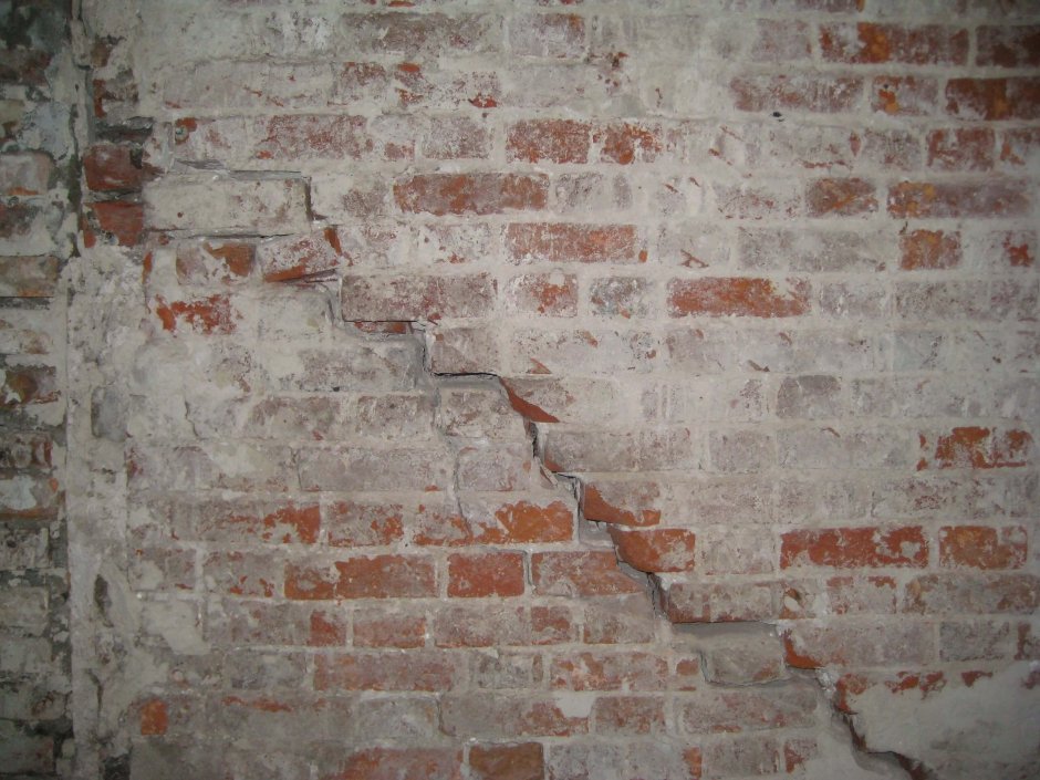 Трещины в плите стена