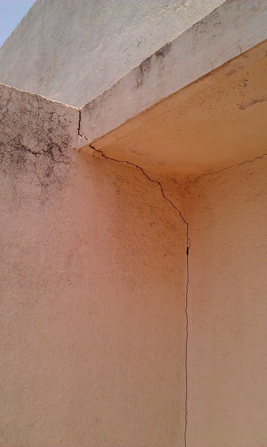 Маскировка трещин на стене