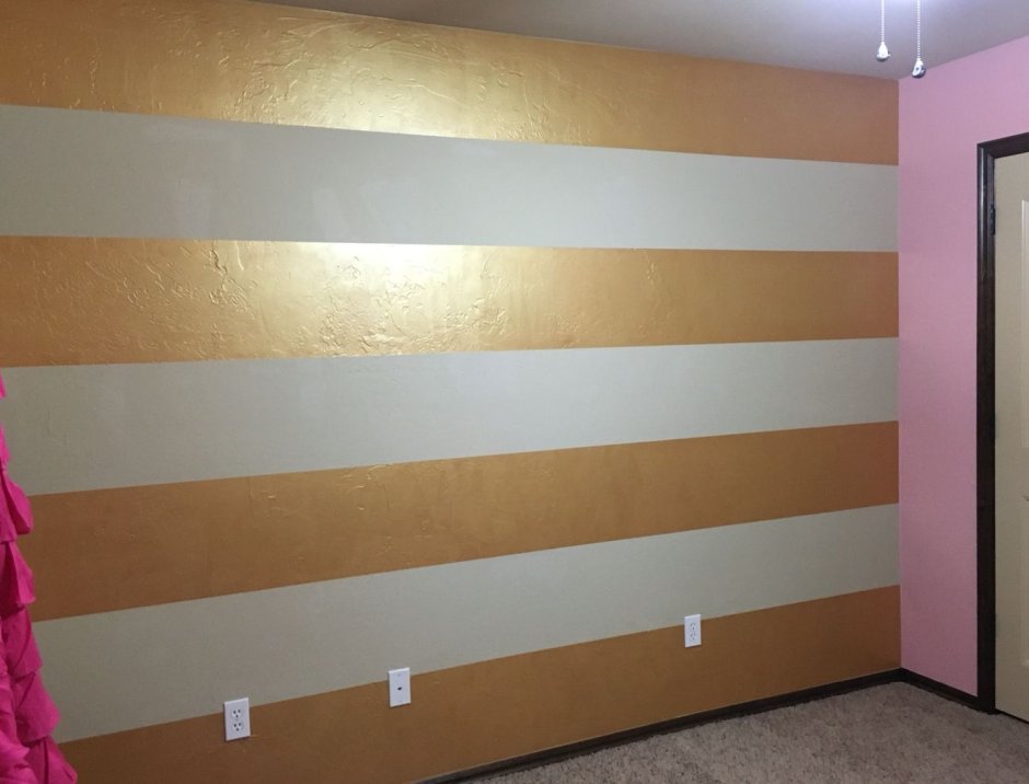 Окраска стен золотистой окраской