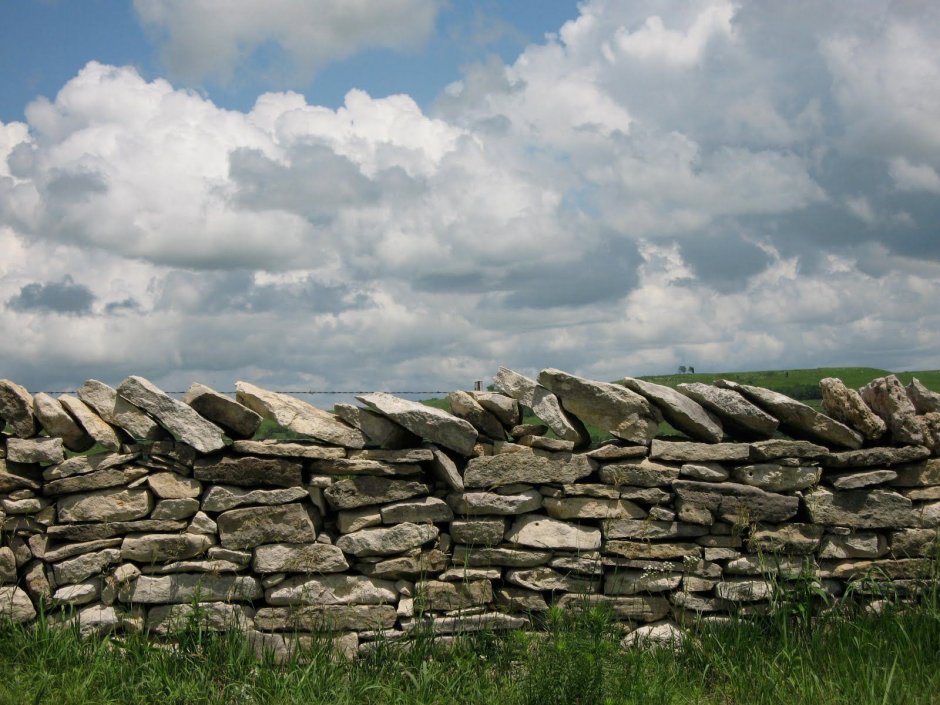 Забор из обломков камней