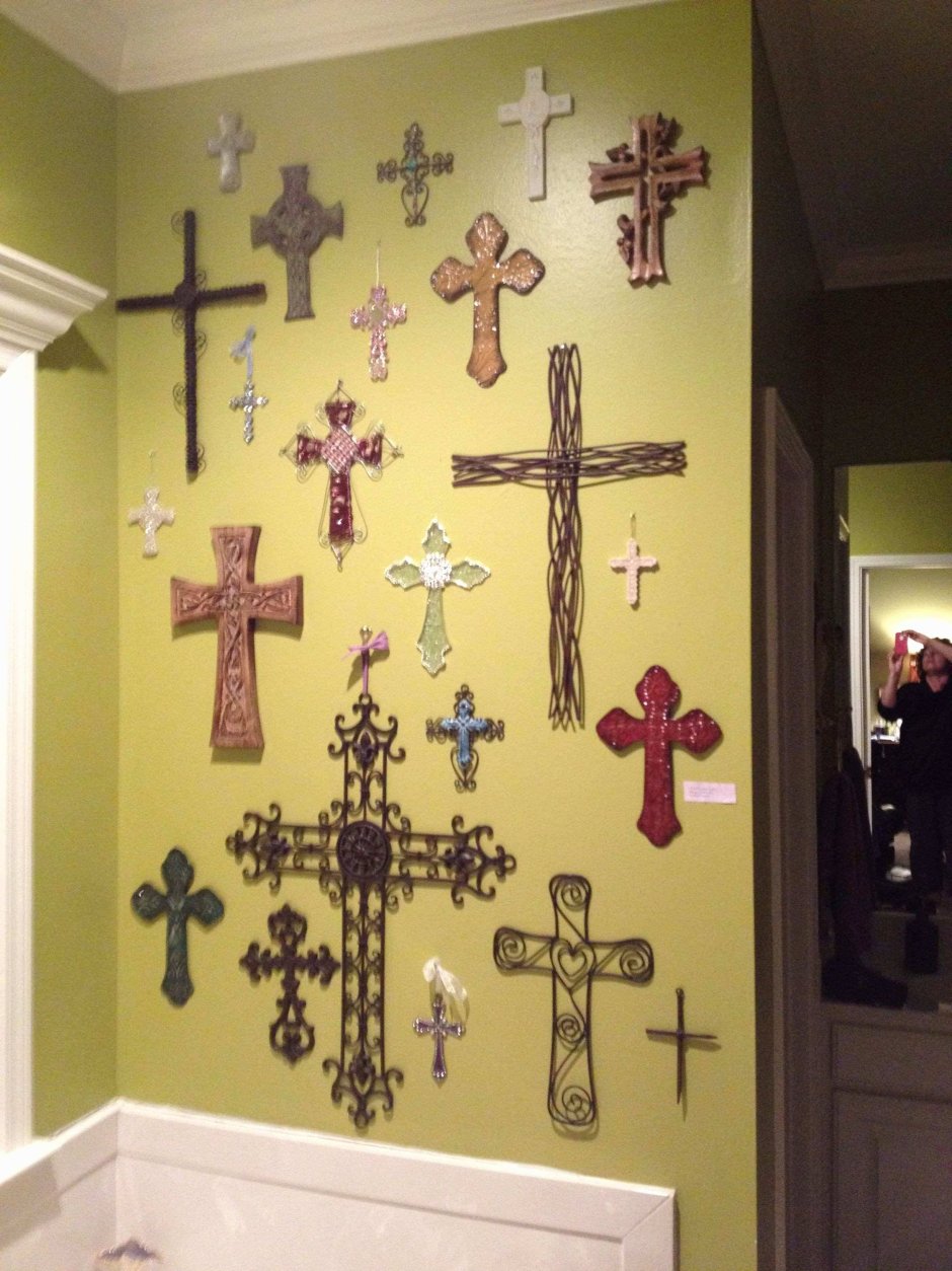 Крестик на стене