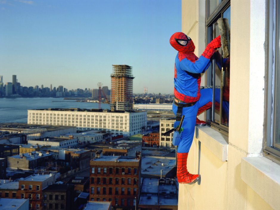 Человек паук на небоскребе