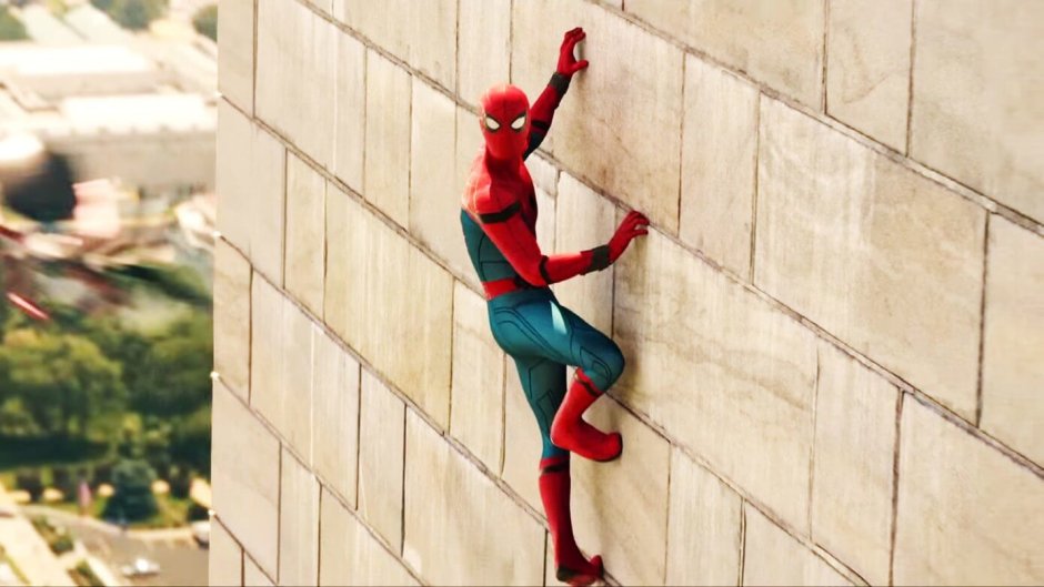 Человек паук ползет по стене (53 фото)