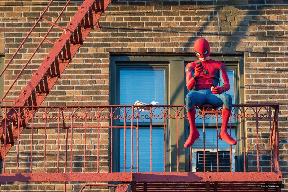 Человек паук на стене небоскреба