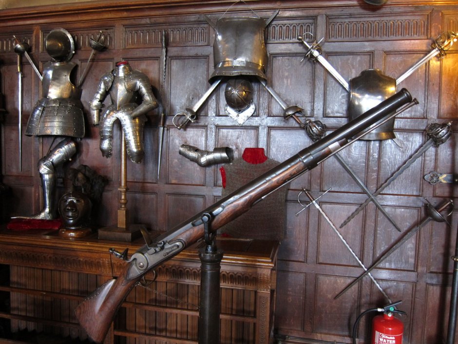 Коллекция средневекового оружия