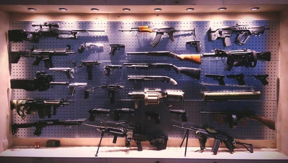 Стена с оружием