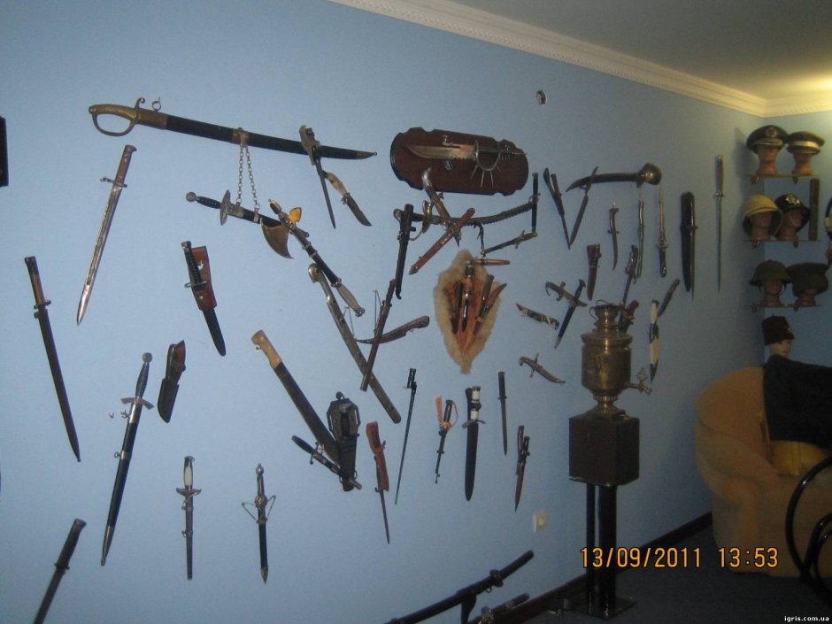 Коллекция холодного оружия на стене