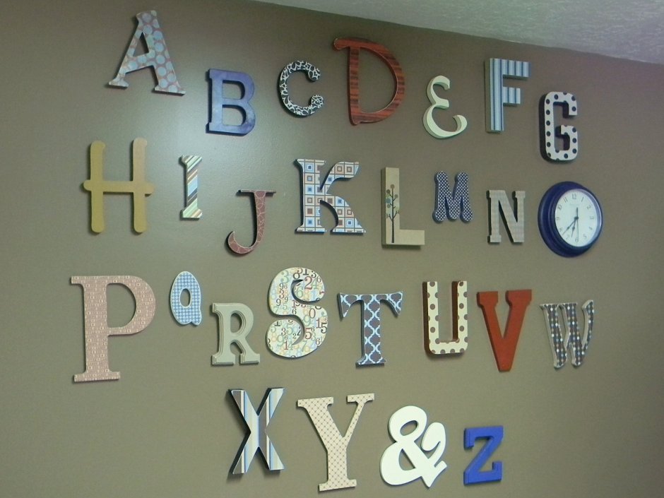 Объемные буквы на стене