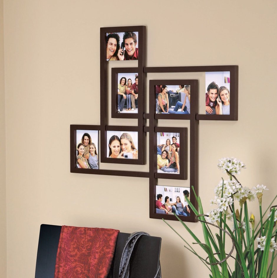 Композиция из семейных фотографий на стене