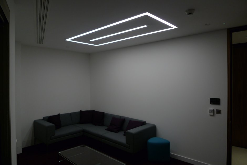 Встроенная светодиодная подсветка потолка