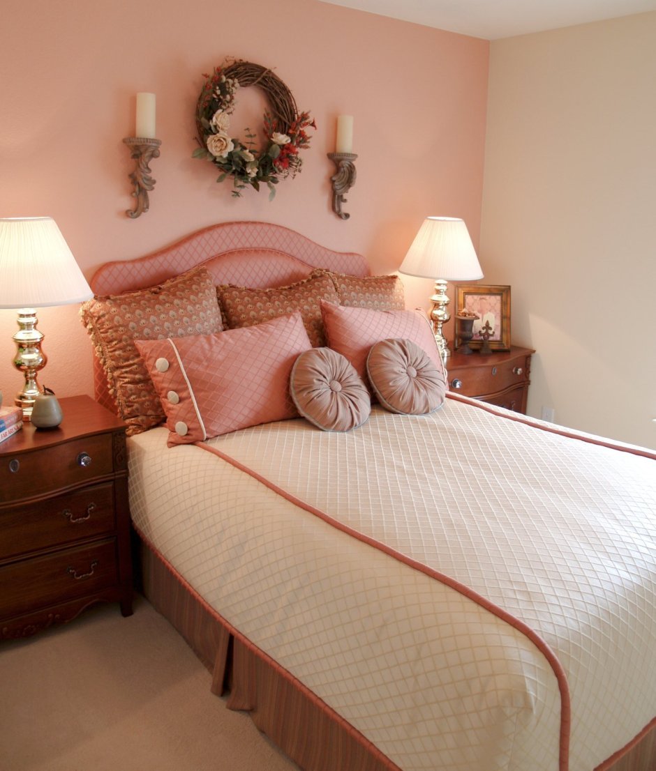 Спальня в розово персиковых тонах