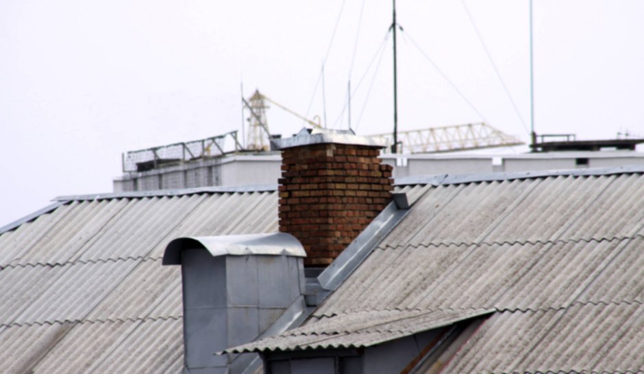 Вентиляционные трубы на крыше многоэтажки