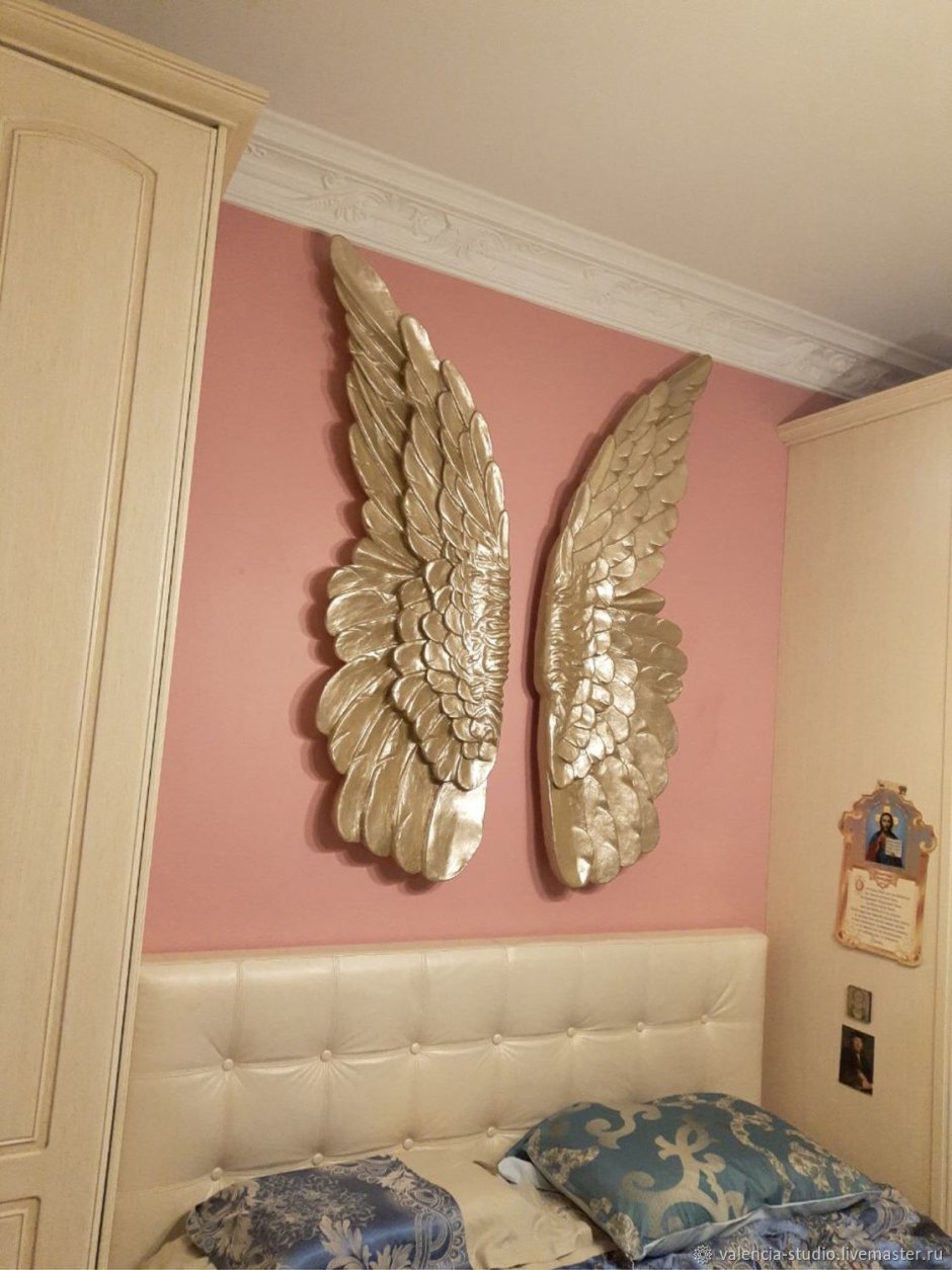 Крылья ангела на стене (44 фото)