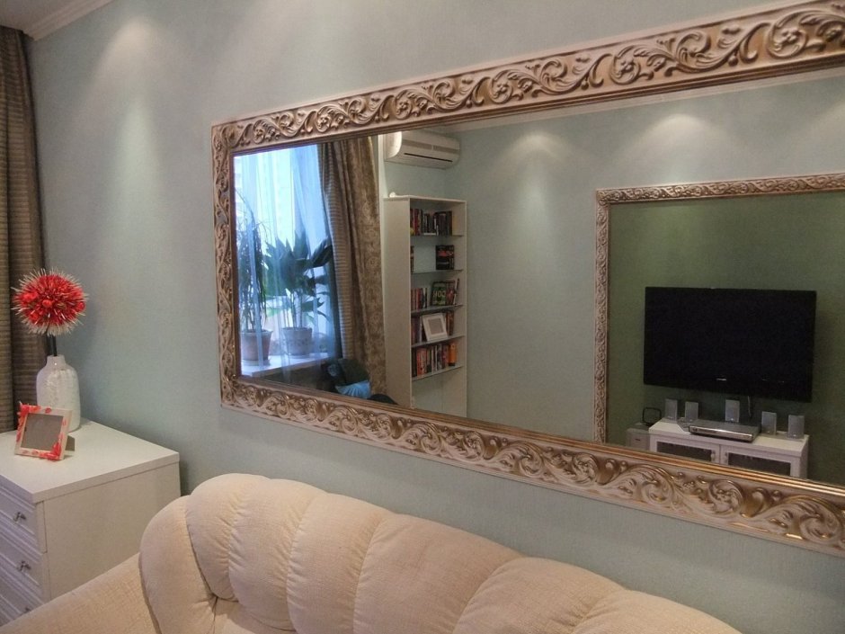 Зеркала в интерьере гостиной