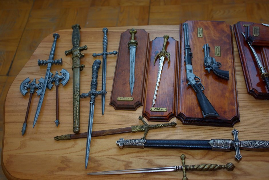 Коллекция старинных мечей