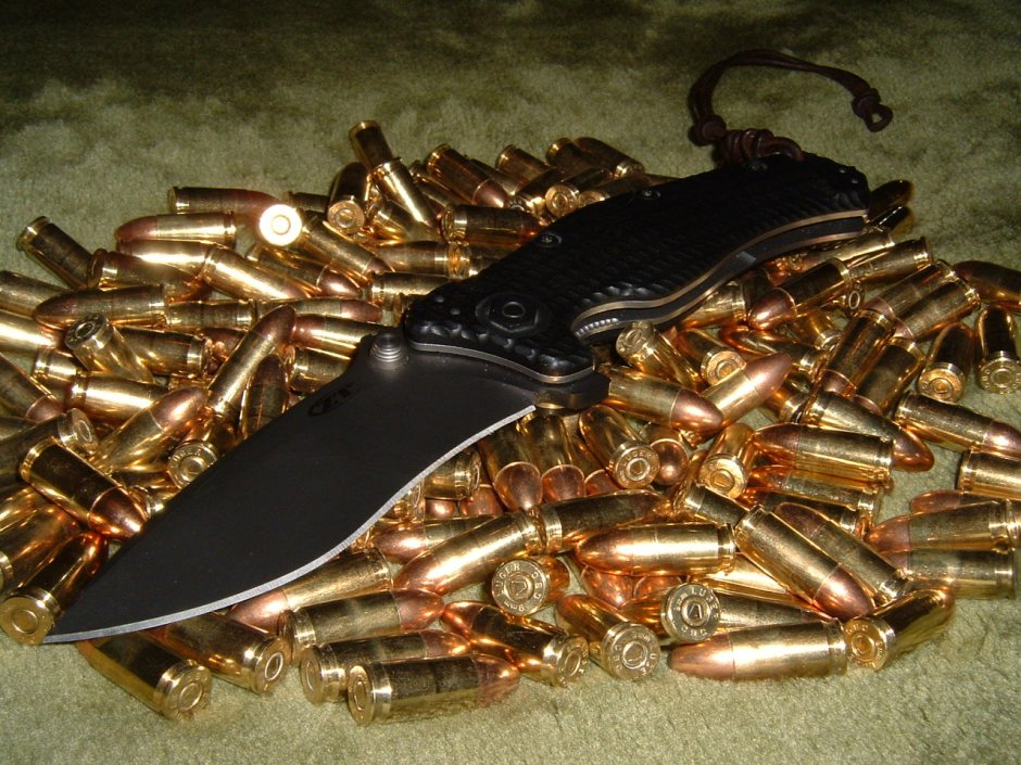 • Оружие, боеприпасы, ножи