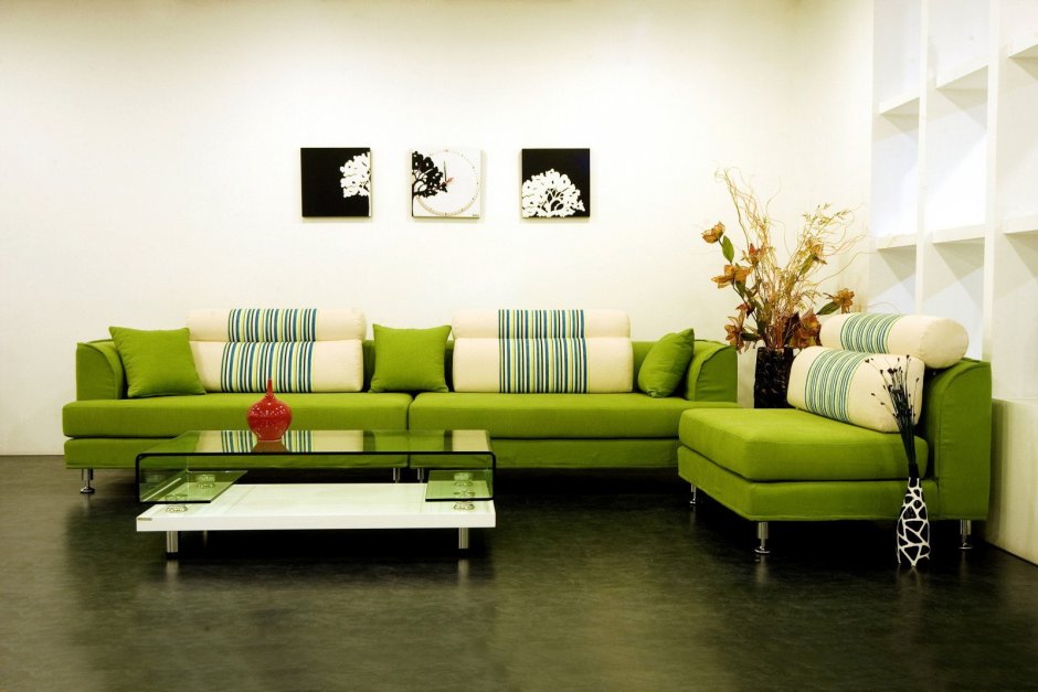 Зеленый диван и фотообои