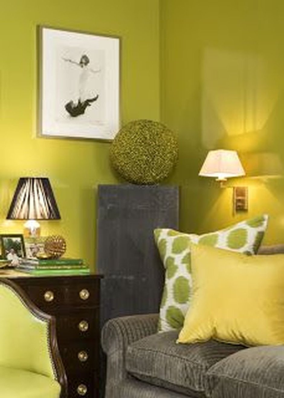 Зеленые стены в гостиной горчичные