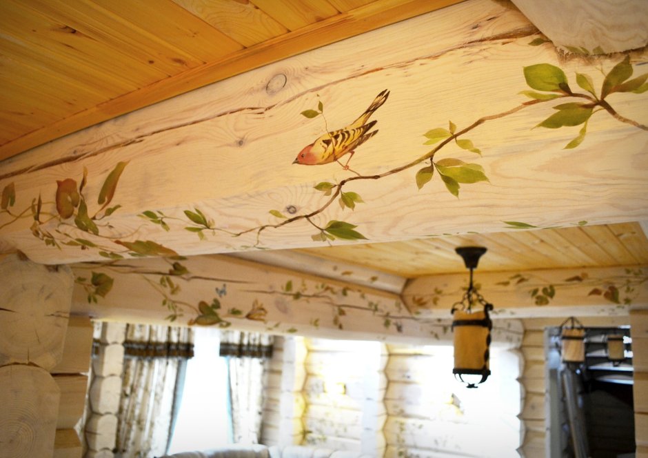 Расписной деревянный потолок