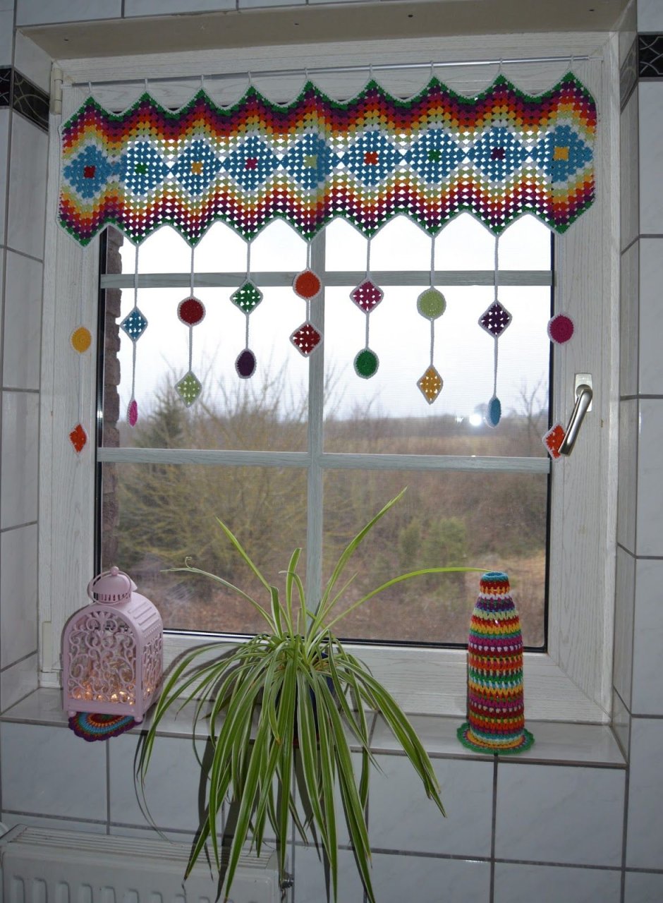 Вязаные шторы на кухню