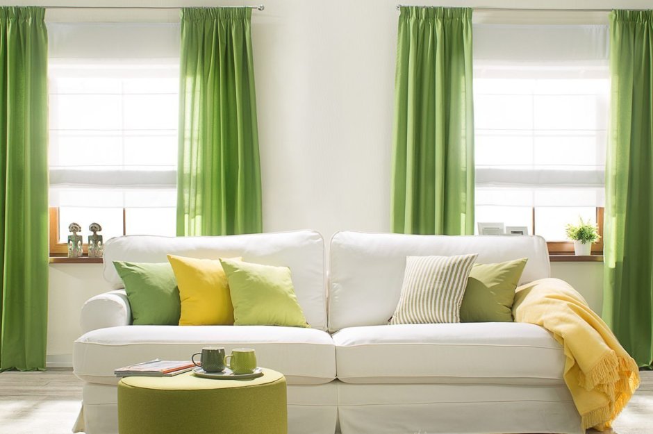 Бежевый диван с зелеными подушками