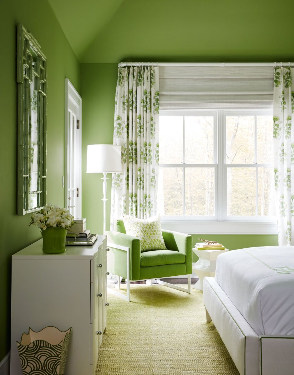 Серая комната с зелеными шторами