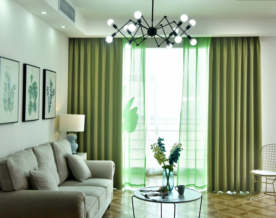 Современная гостиная с зелеными шторами