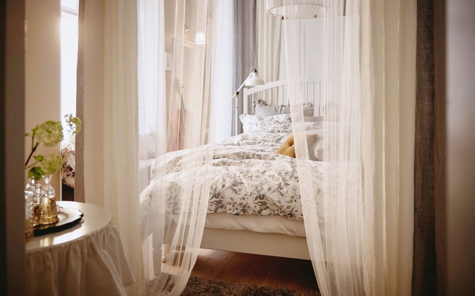 Кровать у окна в спальне