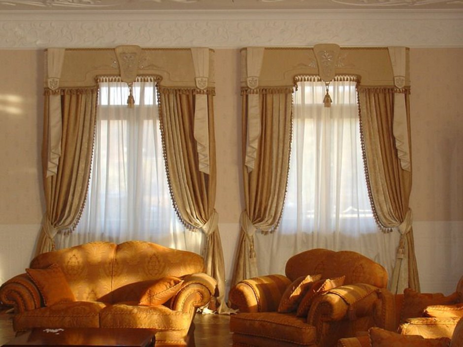 Шторы в гостиную в классическом стиле на два окна