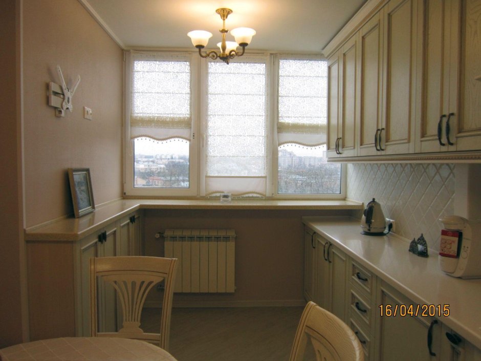 Кухня окно столешница с подоконники занавеска