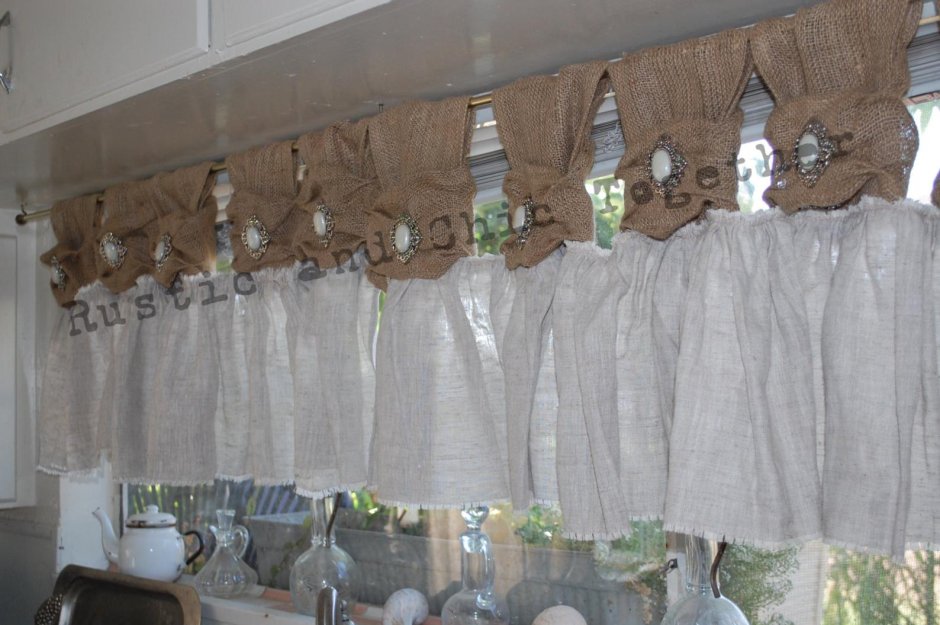 Римские шторы в гостиной экостиль