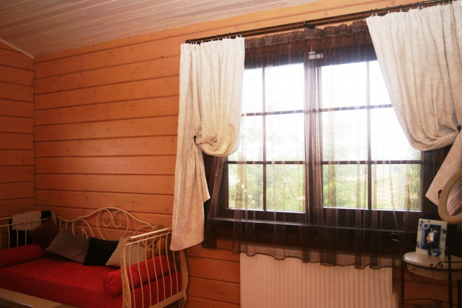 Занавески на окна в деревянном доме