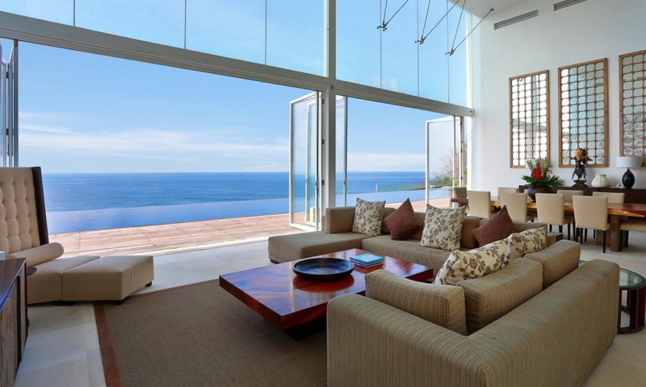 Гостиная с панорамными видом на море