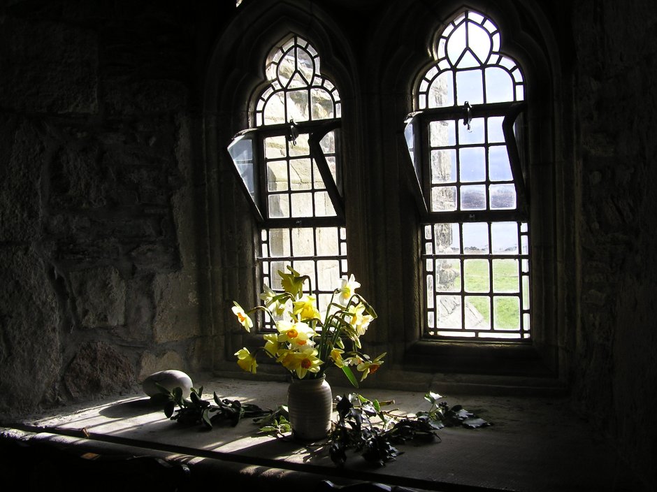 Окно в старинном замке