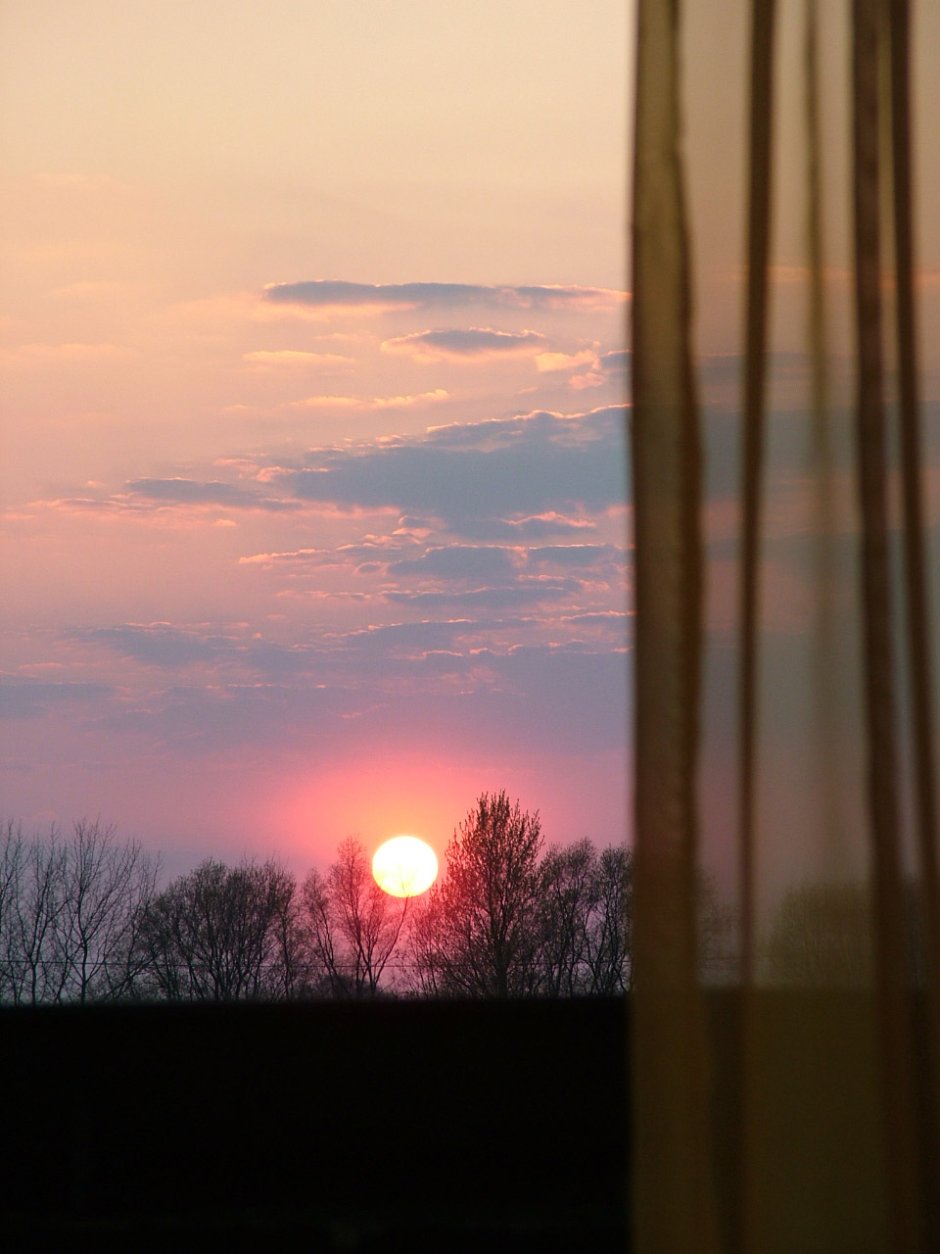 Закат солнца в окне