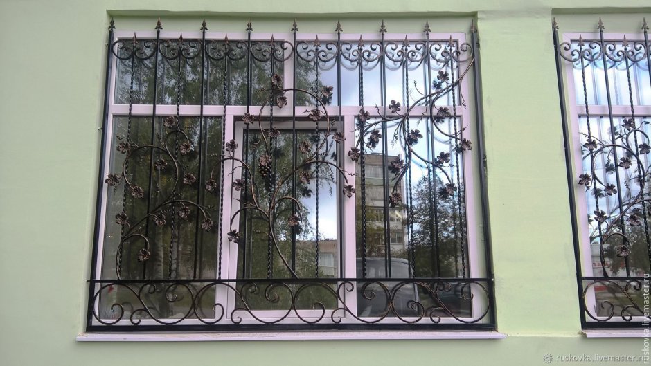 Замки и решетки на окнах библиотеки на Руси