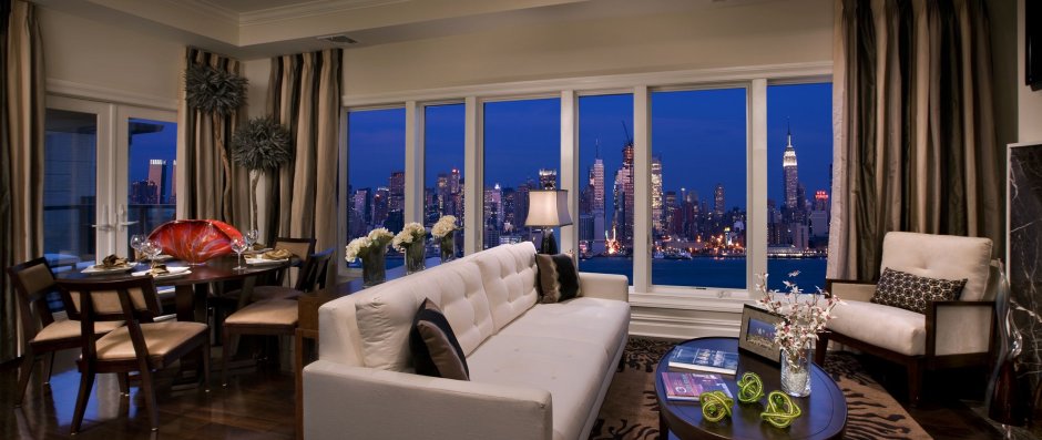 Квартира с панорамными окнами вечер