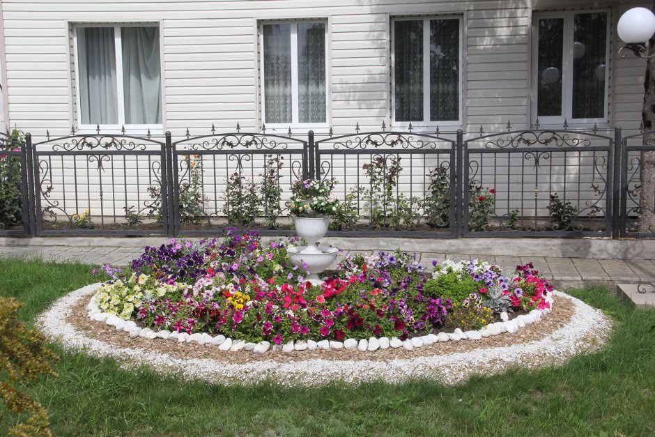 Цветник возле дома