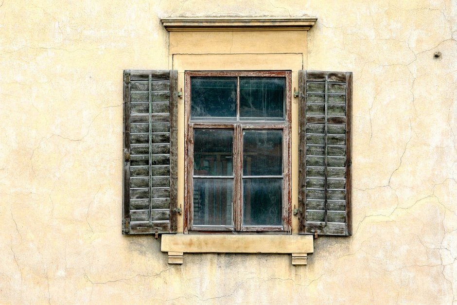 Старинные окна со ставнями