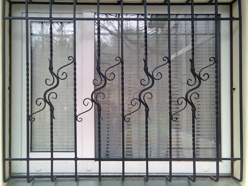 Кованная решетка на окно