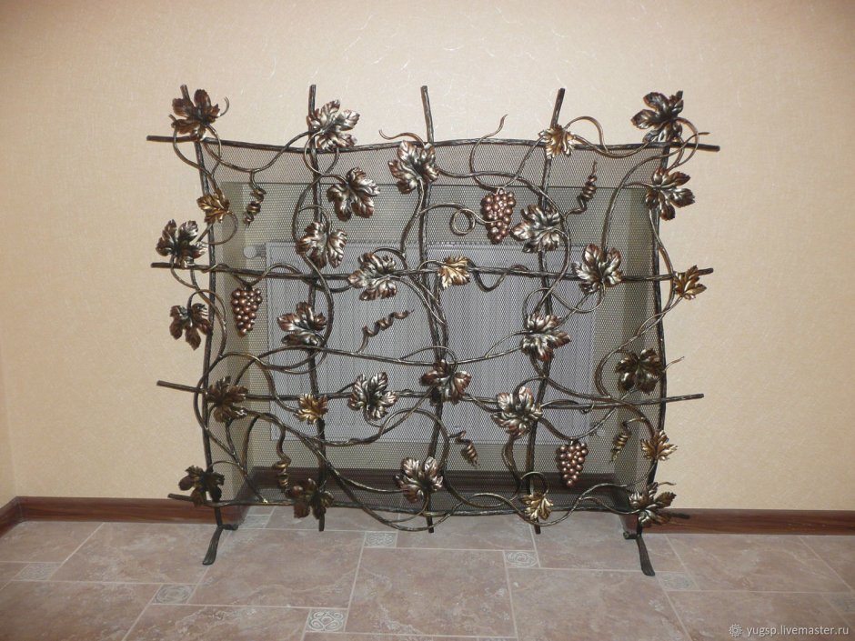 Кованная декоративная решетка на стену в спальню