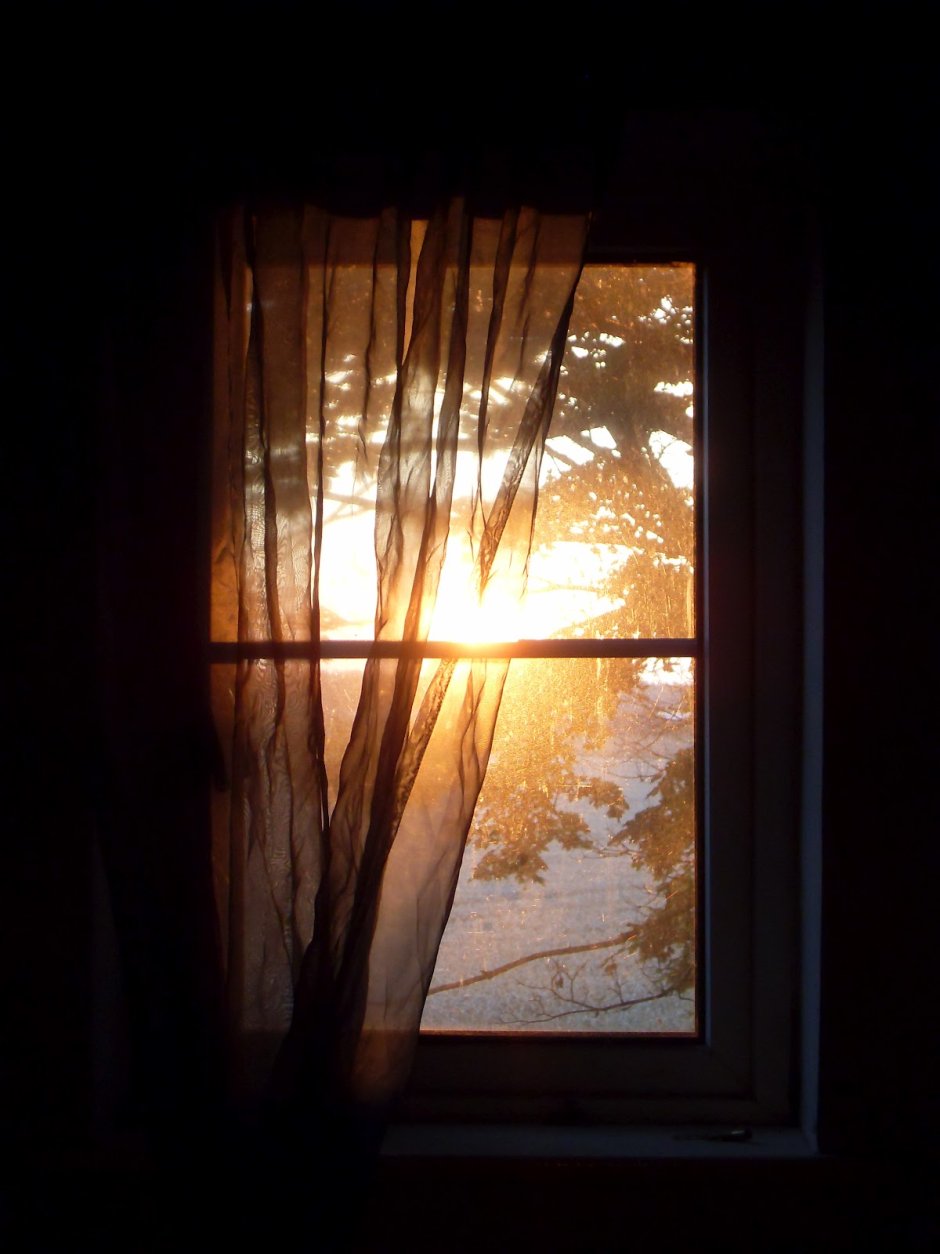 Лучи солнца через окно