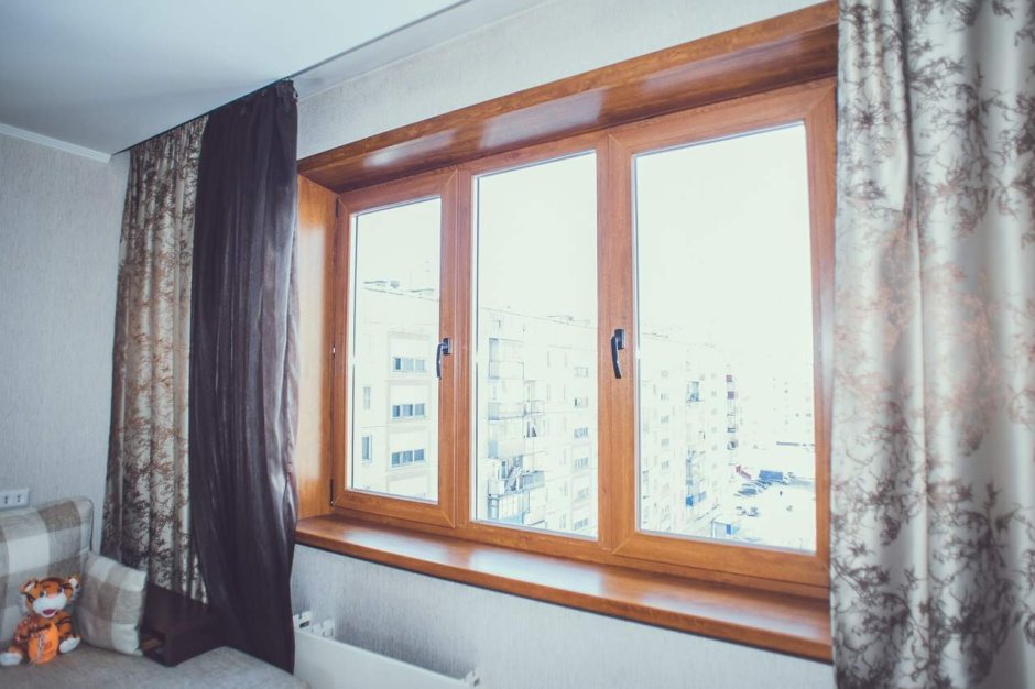 Окна с ламинацией в интерьере квартиры