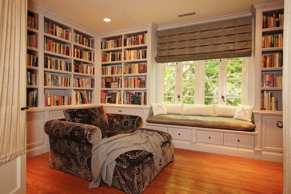 Вытянутая уютная комната с книжным шкафом