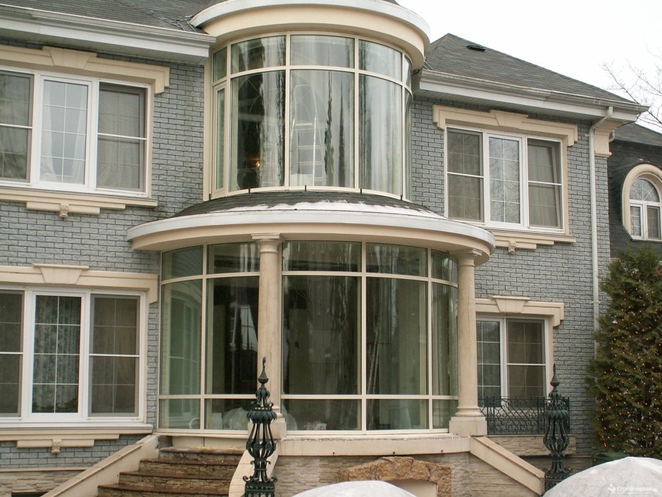 Фасад дома с панорамными окнами