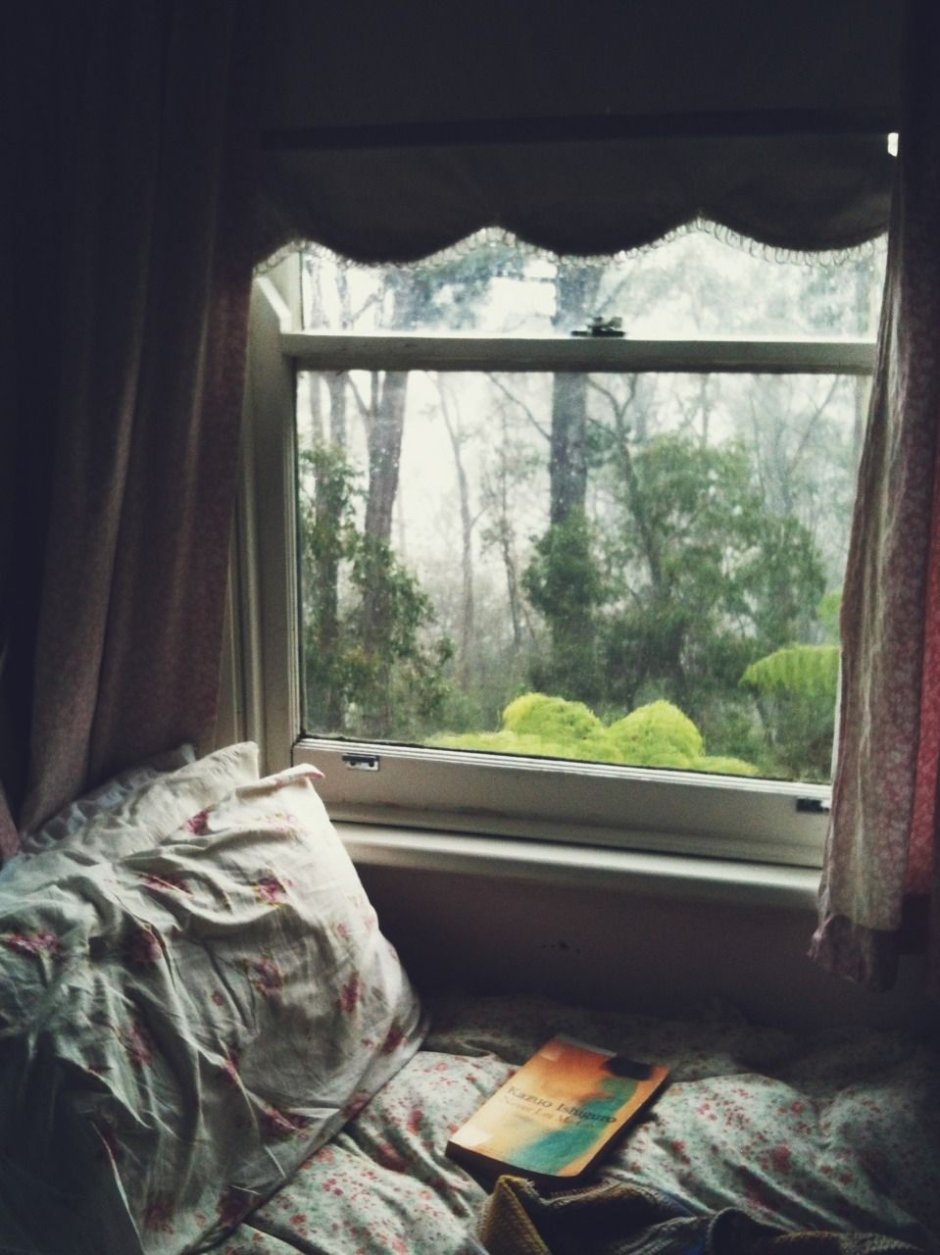 Кровать окно дождь