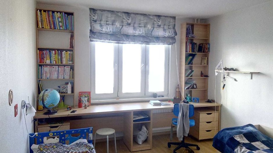 Комната для подростка мальчика с двумя окнами